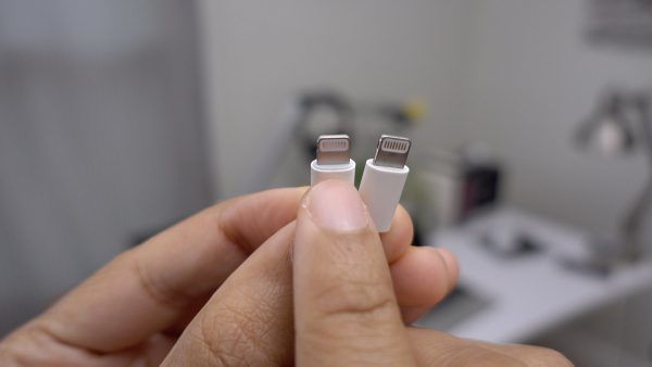 Gờ nhựa ở ngay phía trên nơi mà chip DAC ở tai nghe iPhone Lightning nằm.